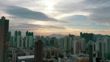 Bulutlu gökyüzü ve dağlı şehir manzarasının hava görüntüleri