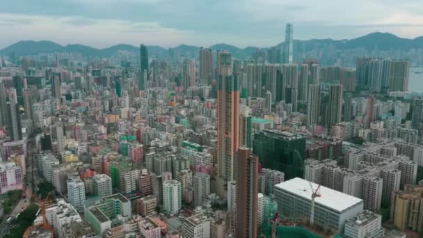 Översikt Över Kuststadsbyggnader Med Molnig Himmel — Stockvideo