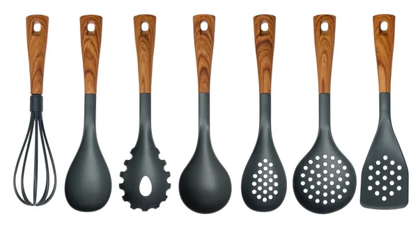 Plastik mutfak eşyaları üzerinde beyaz izole. Kaşık, spatula, yer süzgeci, kepçe, kevgir, çırpıcı ve doğrayıcılı.