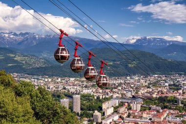 Kablolu yayında ve şehirde güzel bir hava manzarası var. Grenoble, Fransa. Ön planda Grenoble-Bastille teleferiği