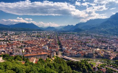 Yazın Bastille Kalesi 'nden Grenoble şehri ve Fransız Alpleri' nin güzel manzarası. Fransa