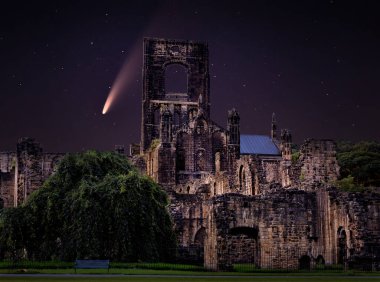 Gece gökyüzü ve Comet Neowise C / 2020 harap Kirkstall Manastırı üzerinde. Leeds şehri. İngiltere