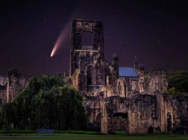 Noční Obloha Kometa Neowise 2020 Nad Zničeným Opatstvím Kirkstall Leeds — Stock fotografie