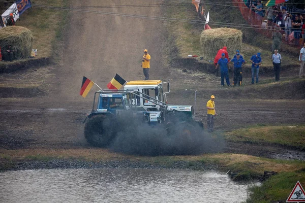 トラクターの泥はオフロードの地形上のレースします Bizon トラック ショーのクロスカントリー地形上のレース ロストフ ロシア連邦 2018 — ストック写真