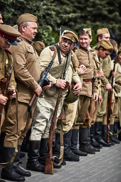 Menschen Militäruniform Ehren Des Feiertages Des Sieges Militärhistorische Gesellschaft Rekonstruktion — Stockfoto