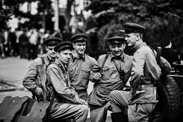 Emberek Győzelem Napja Ünnep Tiszteletére Katonai Egyenruhában Katonai Historical Society — Stock Fotó