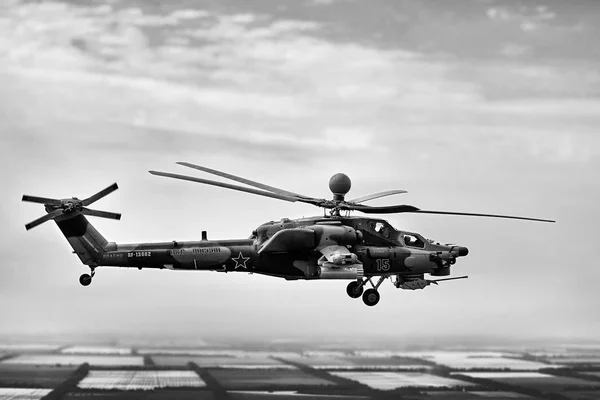 Επίθεση Ελικόπτερο Γυρίσματα Από Ένα Παράλληλο Ελικόπτερο Ονομασία Νατο Χάος — Φωτογραφία Αρχείου
