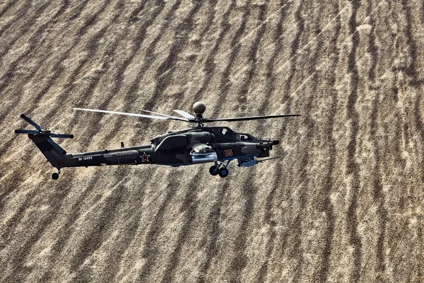 Kampfhubschrauber Der Von Einem Parallelen Hubschrauber Aus Schießt Nato Reporting — Stockfoto
