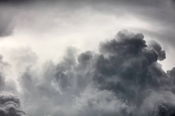 云背景 戏剧性的灰云 — 图库照片