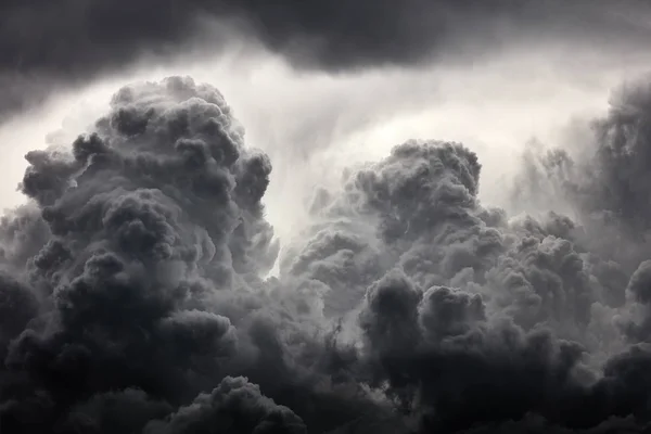 云背景 戏剧性的灰云 — 图库照片