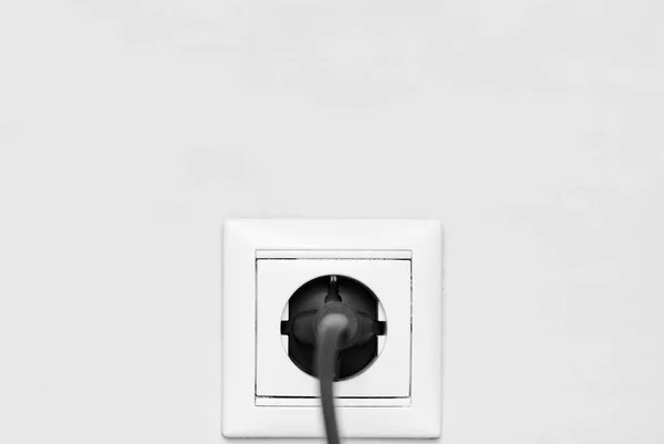 白墙背景上的电白插座和电源线插头 — 图库照片