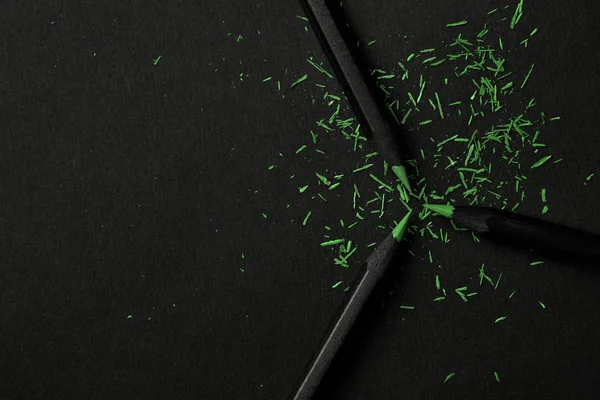 Siyah Arka Plan Talaşı Kalemler Üzerinden Siyah Renkli Kalemler — Stok fotoğraf
