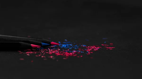Schwarz Buntstifte Auf Schwarzem Hintergrund Und Späne Von Den Bleistiften — Stockfoto