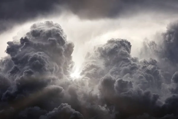 Raios Solares Rompendo Nuvens Escuras Contexto Nuvens Nuvens Cinzentas Dramáticas — Fotografia de Stock