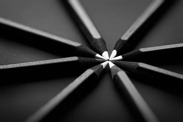 Fehér Fekete Színű Ceruzák Elegáns Üzleti Koncepció Fekete Háttér — Stock Fotó