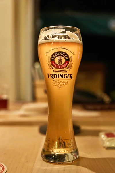デュッセルドルフ ドイツの 2016 輝く光のパブのエルディンガー ビールのヴァイスシュヴァルツ ガラス 背景のボケ味 — ストック写真