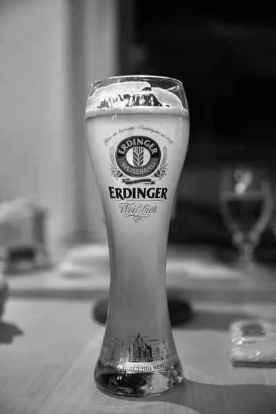 Дюссельдорф Німеччина 2016 Світиться Вайс Скла Світла Erdinger Пива Паб — стокове фото