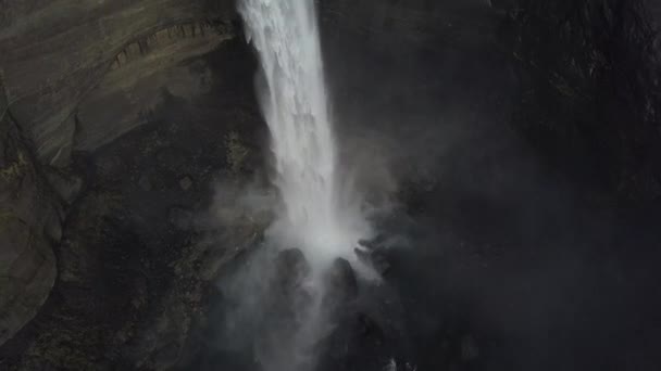 Haifoss 瀑布在冰岛高地 鸟瞰图 Landmannalaugar 峡谷瀑布的戏剧性景观 不分等级的 Cinelike — 图库视频影像
