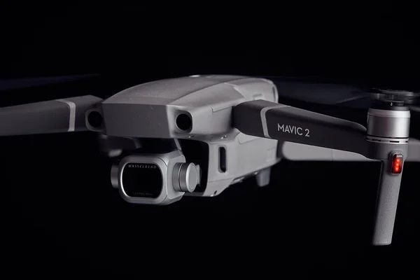Mavic 黒の背景に 暗闇の中を飛んでいます 暗闇の中にクローズ アップ 市場のほとんどのポータブル無人偵察機の一つ 無人偵察機ジンバルとカメラを表示します 2018 ロストフ ロシア — ストック写真