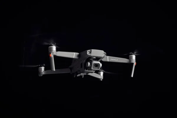 Dji Mavic Pro Volando Oscuridad Sobre Fondo Negro Primer Plano —  Fotos de Stock