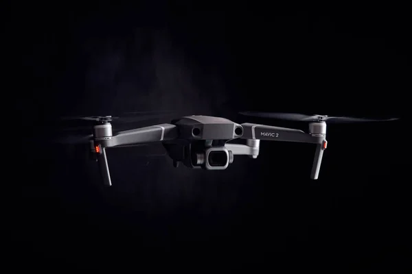 Dji Mavic Pro Voando Escuro Fundo Preto Fechar Escuro Dos — Fotografia de Stock