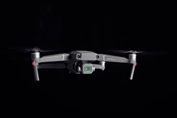 Dji Mavic Pro Voando Escuro Fundo Preto Fechar Escuro Dos — Fotografia de Stock