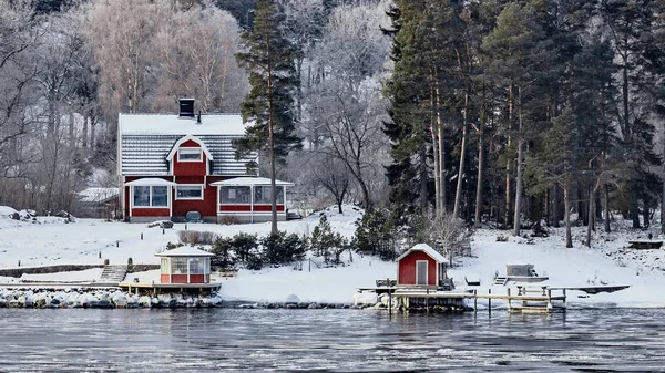 Швеция Дом Зимнее Время Природа Берегу Фьорда — стоковое фото