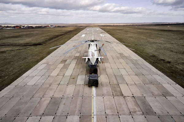 Heavy Transport Helicopter Aerial View Loading Equipment Runway — Stock Photo, Image