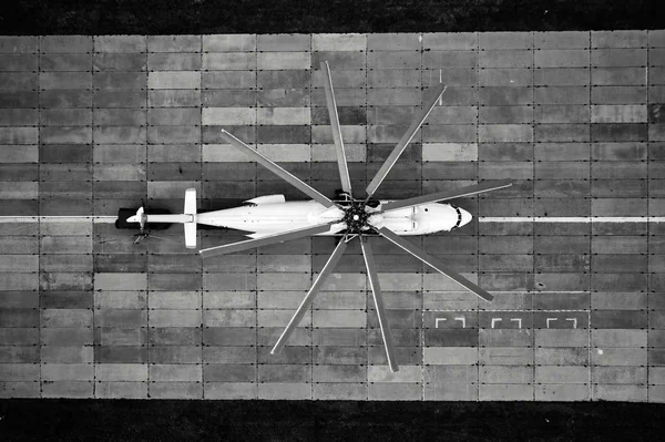 Ağır Nakliye Helikopter Havadan Görünümü Pist Üzerinde Yükleme Ekipmanları — Stok fotoğraf