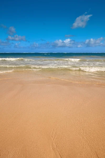 Douce Vague Océan Bleu Sur Sandy Beach Contexte Des Vagues — Photo
