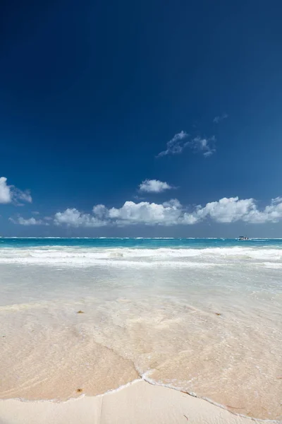 Soft Wave Blue Ocean Sandy Beach Antecedentes Salpicadura Olas Playa —  Fotos de Stock