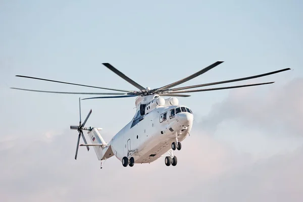 运输直升机 在飞行中 关于北约的编纂 是一架重型多用途运输直升机 2018 罗斯托夫地区 俄罗斯 — 图库照片