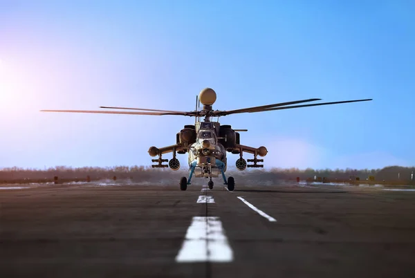 தாக்குதல் ஹெலிகாப்டர் Mi-28UP ஆர்ப்பாட்ட விமானத்தை நிகழ்த்துகிறது . — ஸ்டாக் புகைப்படம்