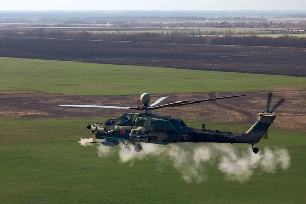 Attacco elicottero Mi-28 UB. Attacco di bersagli a terra con armi da cannone — Foto Stock