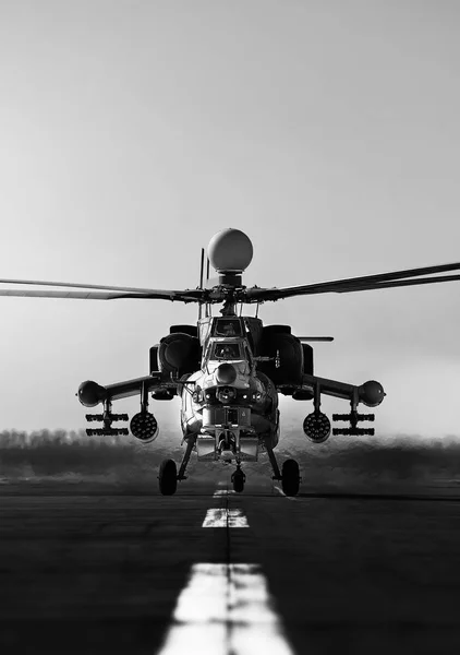 攻撃ヘリコプターミ-28 Ub がデモ飛行を行う. — ストック写真