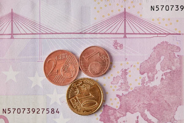 Euro, munten en bankbiljetten van de gemeenschappelijke Europese munt. Geld — Stockfoto