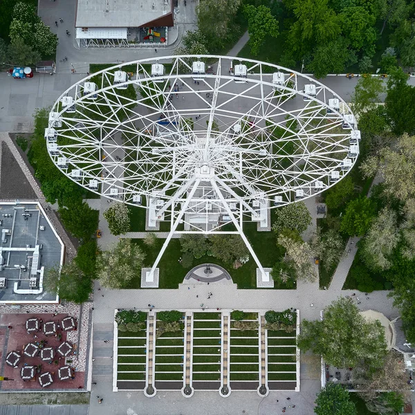 Oriëntatiepunt het wiel van Ferris "één hemel", nieuwe aantrekkelijkheid van de stad, Aer — Stockfoto