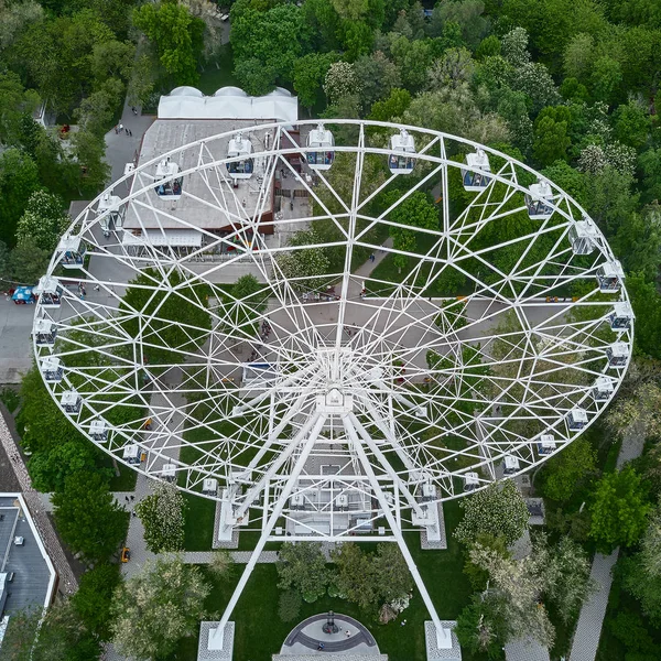 Oriëntatiepunt het wiel van Ferris "één hemel", nieuwe aantrekkelijkheid van de stad — Stockfoto