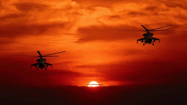 Helicóptero de combate contra o pôr do sol quente — Fotografia de Stock