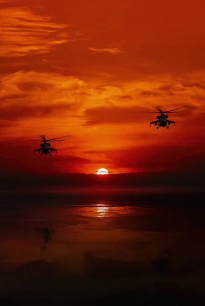 Бойовий вертоліт проти теплого заходу сонця — стокове фото