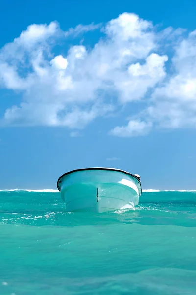 Рибальський човен на пляжі Карибського острова — стокове фото
