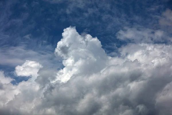 Bella nube di tempesta. Sfondo di nubi temporalesche — Foto Stock