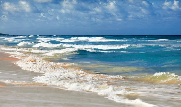 Olas del océano y playa de arena — Foto de Stock