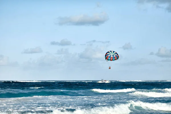 Punta Cana parasailing. — Stockfoto