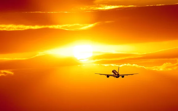 Vliegtuig is opstijgen bij zonsondergang — Stockfoto