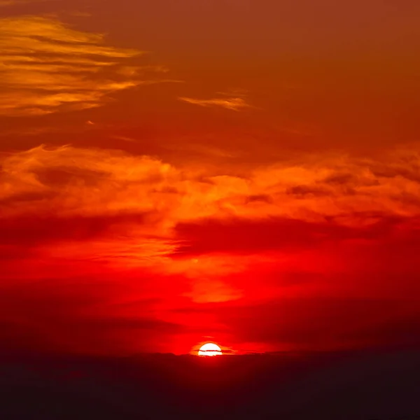 Schöner warmer Sonnenuntergang — Stockfoto