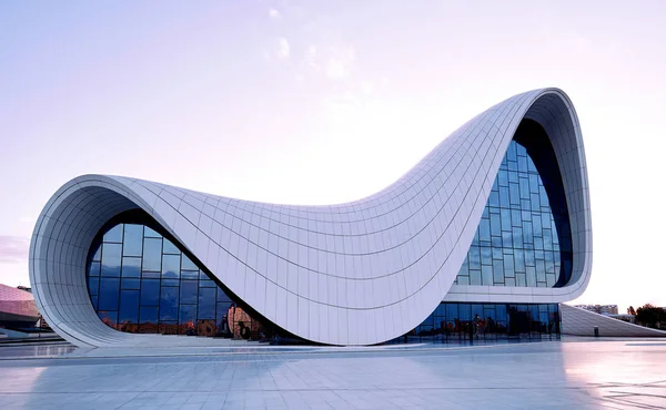 Heydar Aliyev Center. Zaha Hadid által tervezett. — Stock Fotó