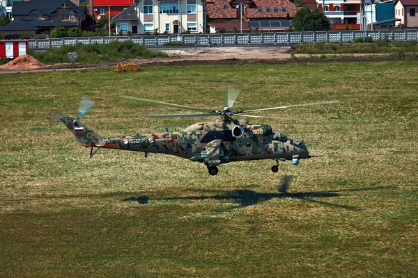 Elicottero d'attacco Mi-35P in volo, vista da un elicottero parallelo — Foto Stock