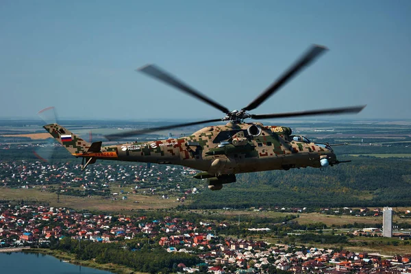 Elicottero d'attacco Mi-35P in volo, vista da un elicottero parallelo — Foto Stock