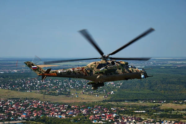 Атакующий вертолет Ми-35П в полете, вид с параллельного вертолета — стоковое фото